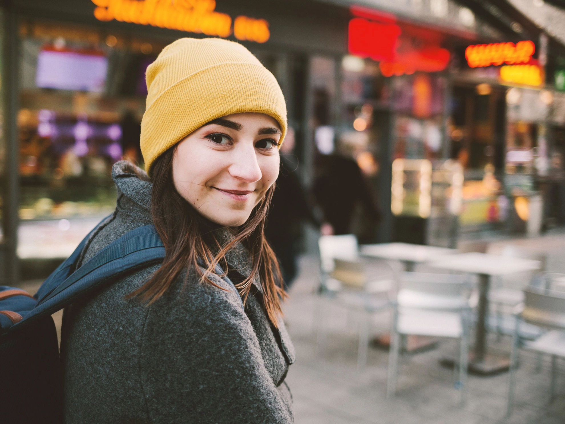 Junge Frau flaniert durch eine Einkaufsstraße