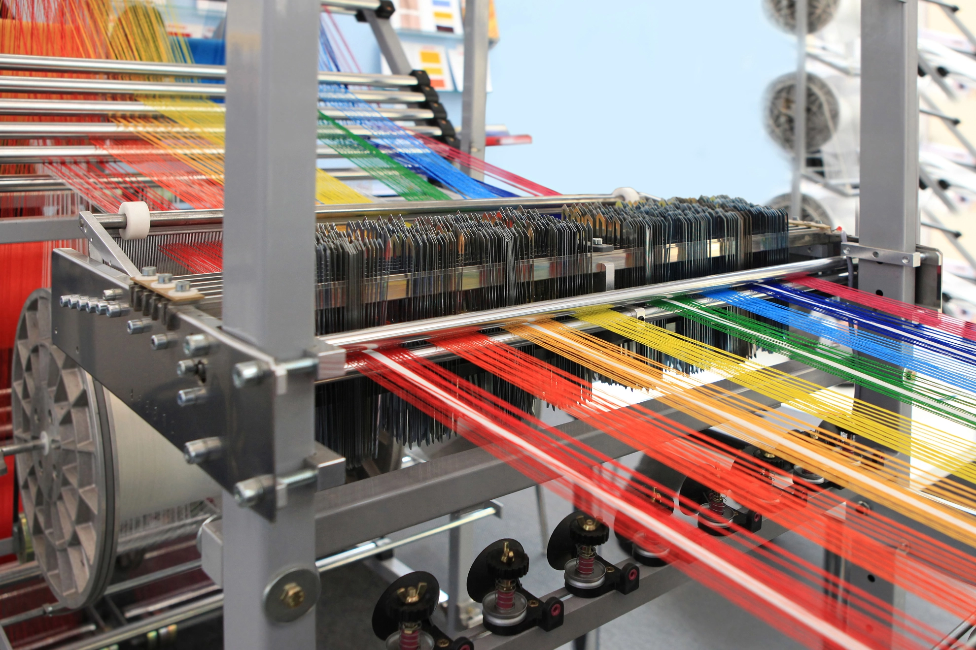 Buntes Garn in der Textil-Maschine