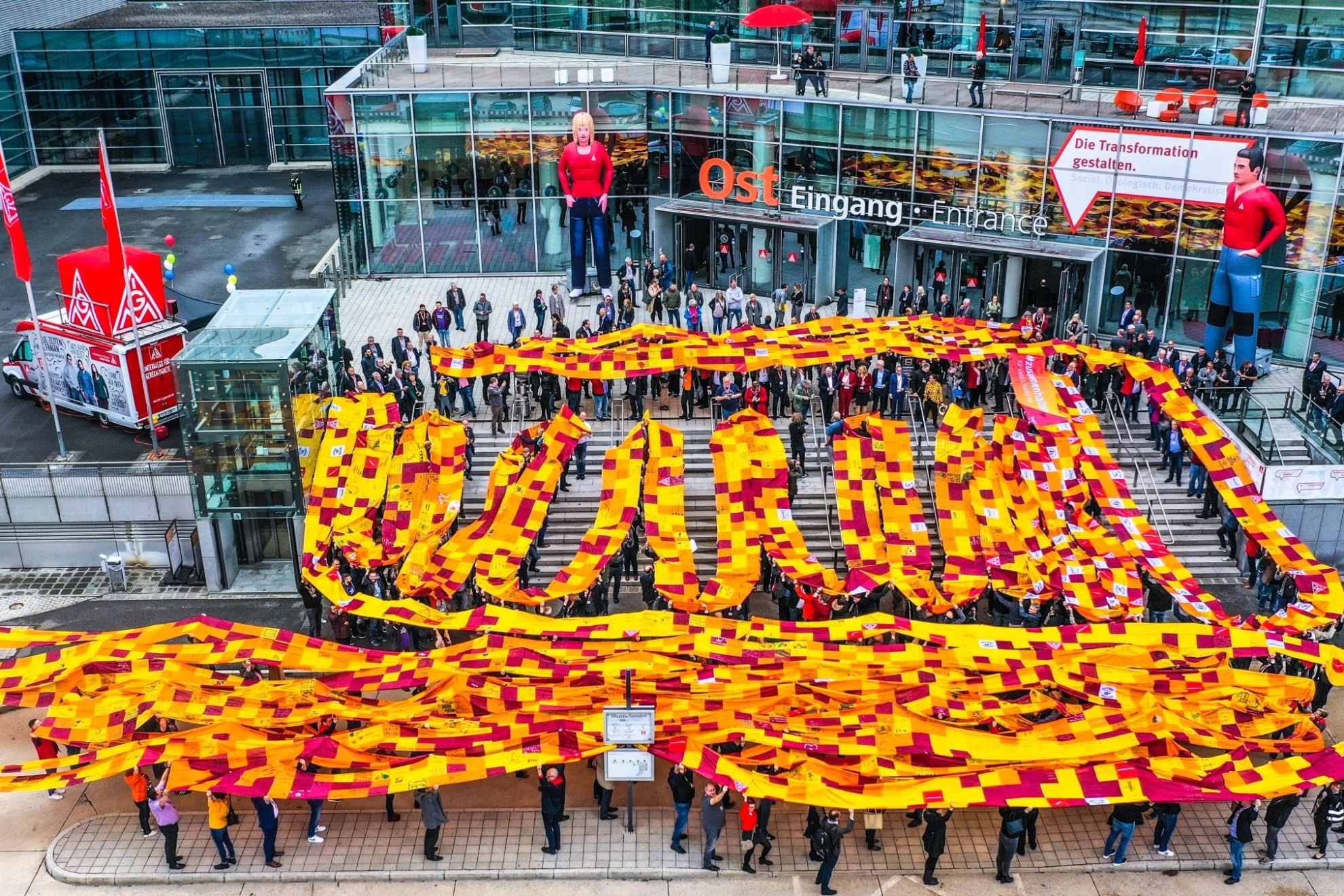 Delegierte des Gewerkschaftstages 2019 der IG Metall halten ein 600 Meter langes Banner gegen Rassismus
