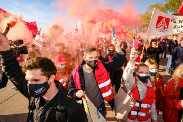 Bundesweiter Aktionstag: 50 000 Metaller senden Weckruf an Politik und Arbeitgeber
