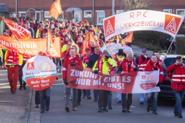 Mehr Geld erkämpft: Das war die Tarifrunde Holz und Kunststoff