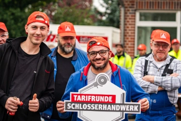 Schlosser im Warnstreik für mehr Geld 