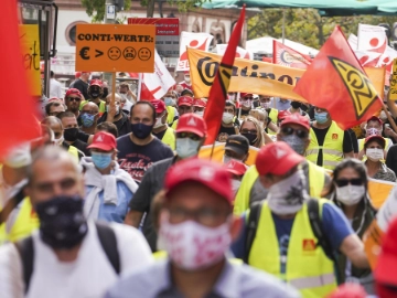 Conti-Beschäftigte umzingeln Frankfurter Börse