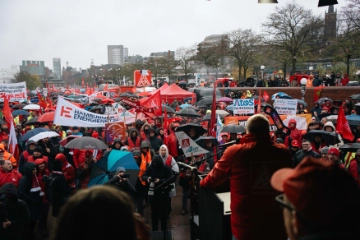 Warnstreiks: 620.000 vor den Werkstoren 