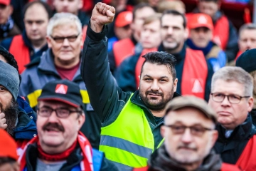 Daimler-Beschäftigte fordern: Mit uns, nicht gegen uns!