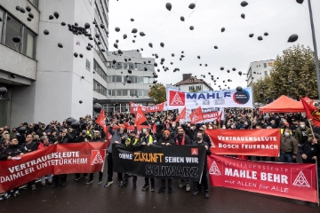 Mahle-Beschäftigte demonstrieren gegen Verlagerung