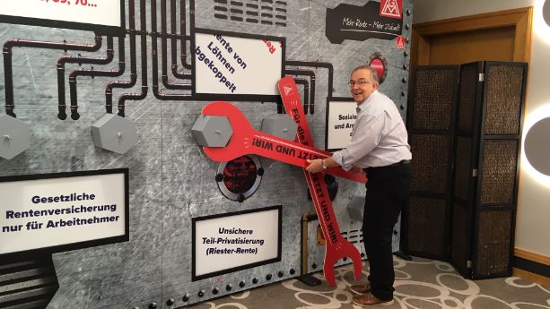 IG Metall-Aktion vor dem Tagungsort einer Anhörung der Rentenkommission der Bundesregierung.