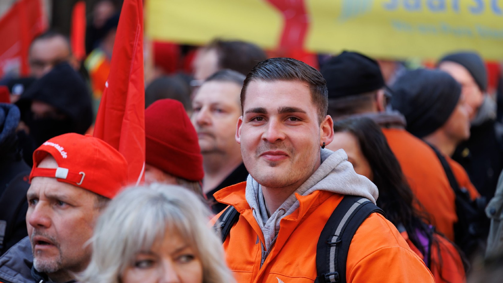 Teilnehmer des Aktionstag „Zukunft statt Kahlschlag“ am 15. März 2025 in Frankfurt am Main.